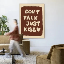 Wandkleed Just Kiss in maat en frame naar keuze